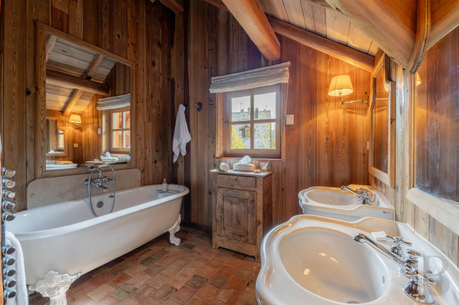 A vast chalet built to the highest standards by the «compagnons du devoir» near Monêtier-les-Bains in the Hautes-Alpes department - photo  n°15